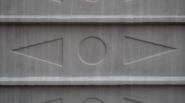 Texture di triangoli e cerchio su una lastra di cemento — Foto Stock