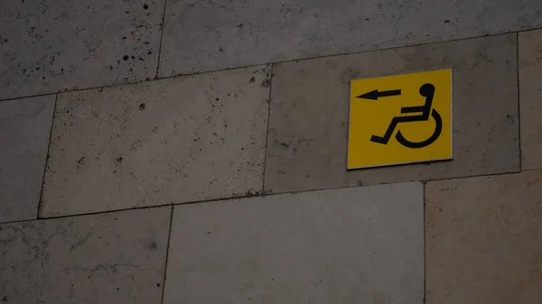 Κίτρινη πινακίδα με ανάπηρο άτομο. Αντιγραφικός χώρος. — Φωτογραφία Αρχείου