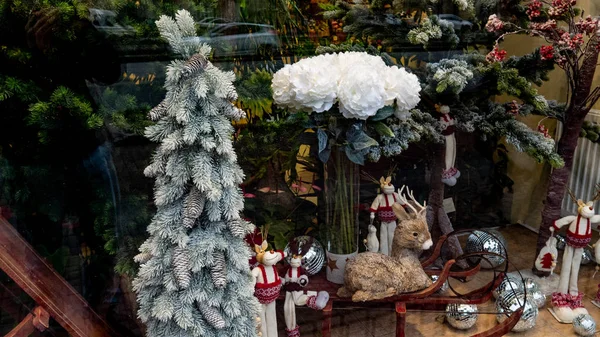 Рождественская оленья игрушка. Олень сидит на санях . — стоковое фото