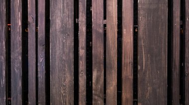 Çalışan elektroniği kaplayan ahşap doku.