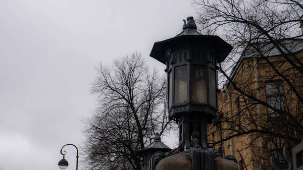 Um estilo clássico de lanterna. Foto do final do outono. — Fotografia de Stock