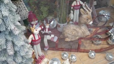 Komik Noel oyuncakları. Noel ağacının altında şapkalı oyuncak kuşlar.