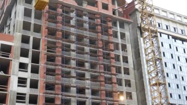 Büyük, yuvarlak bir tuğla bina..