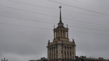 Spire, Sovyet binasının tepesi..