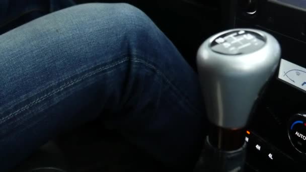 은색 기계 기어 박스야. 운전자의 무릎. — 비디오