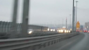 Akşamları otoban. Şehir dışına seyahat et..