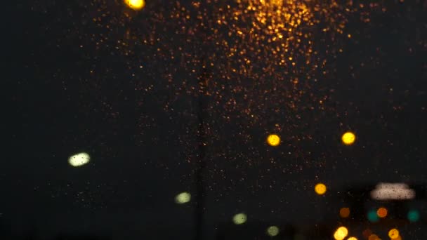 Нечеткие Огни Дождем Видео Машины Движении Ночной Снимок Размытых Огней — стоковое видео