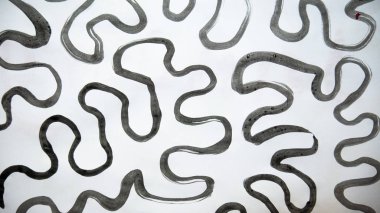 Gulak ve fırçayla çizilmiş siyah işaretler. 