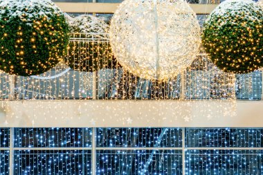 Büyük bir noel balosu şeklinde direkler.