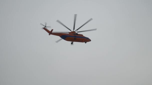Helicóptero Naranja Vuelo Helicóptero Bomberos Vuela Contra Cielo Gris — Vídeo de stock