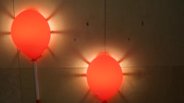 ボールや大きな赤い虫の形で2つの据え付け品 子供部屋の照明 — ストック動画