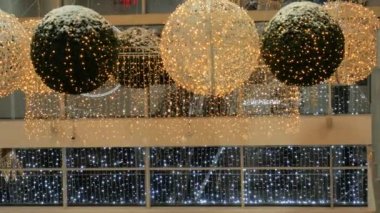Büyük bir Noel balosu şeklinde ışıklandırma direkleri. Noel havası. Yeni yıl için ışıklandırma.
