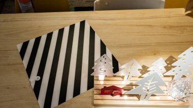 Minimalist beyaz Noel ağaçları elle yapılır.