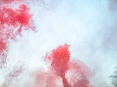 Sis bombasının renkli dumanı. 