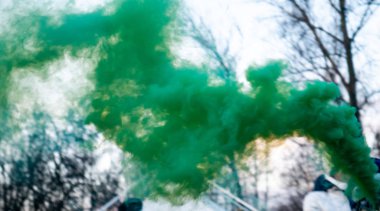 Sis bombasının renkli dumanı. 