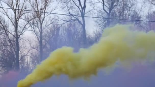 Usando Una Bomba Humo Humo Colorido Una Bomba Humo Azul — Vídeo de stock