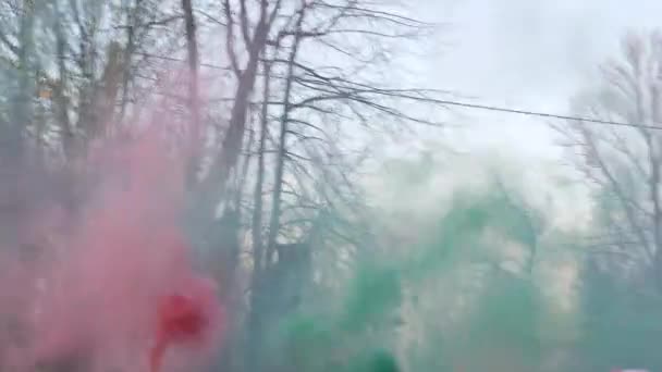 Używa Bomby Dymnej Kolorowy Dym Bomby Dymnej Niebieski Różowy Fioletowy — Wideo stockowe