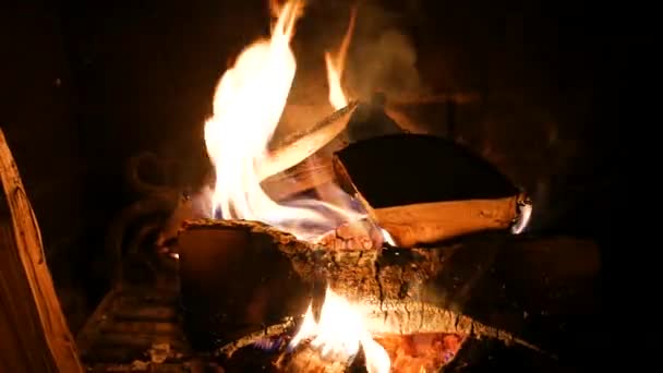 Foto Fuego Brillante Saturado Fuego Dentro Chimenea Calor Tableros Ardiendo — Vídeo de stock