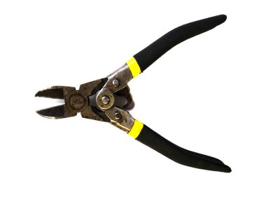 Beyaz arka planda pense ve kesiciler.