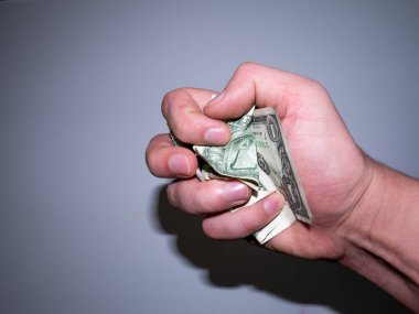 El tutar ve dolarları sıkar.. 