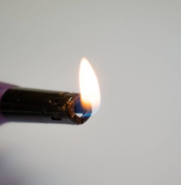 Elektronik çakmak. Mutfak sobasını yakıyorum..