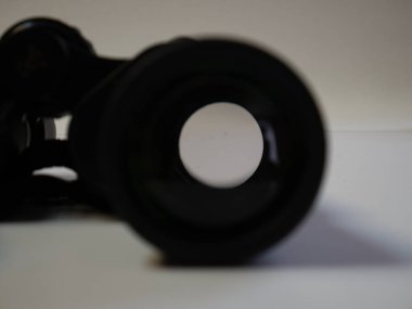 Beyaz arkaplandaki dürbünleri kapat. 