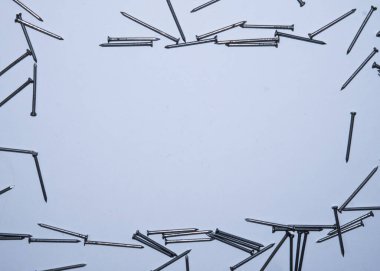 Beyaz arka planda düz tırnaklar vardı. Boşluğu kopyala.