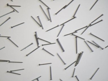 Beyaz arka planda düz tırnaklar vardı. Boşluğu kopyala.