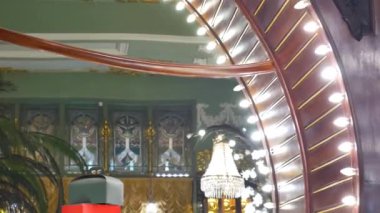 Işıklar daireler çiziyor. Etkinliğin dekorasyonu. Sirk dekorasyonu, neşeli ışıklandırma.