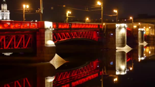 Hermoso Puente Decorado Con Luces Rojas Brillantes Río Puente Una — Vídeos de Stock