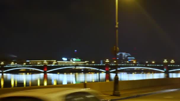 Een Prachtige Brug Versierd Met Felrode Lichten Een Rivier Een — Stockvideo