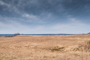 Güzel mavi gökyüzü ve sarı yeşil çimenler. Koltuk altları ve slaytları olan bir alan. Genişlemelerin, doğanın, temiz havanın vücut bulmuş hali. Özgürlük, sükunet.