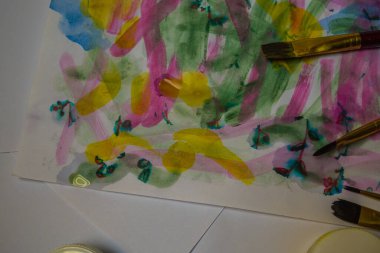 Suluboya ile boyanmış soyut bir arkaplan. Resim arkaplanı suluboya boya boya ve guaj ile boyanmış. Parlak soyut arkaplan.