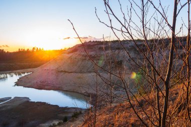 Küçük kozalaklı ağaçlı kum dağları. Dağların ortasındaki göl. Güzel doğal manzara.