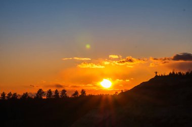 İnsan ellerini güneşe doğru açar..
