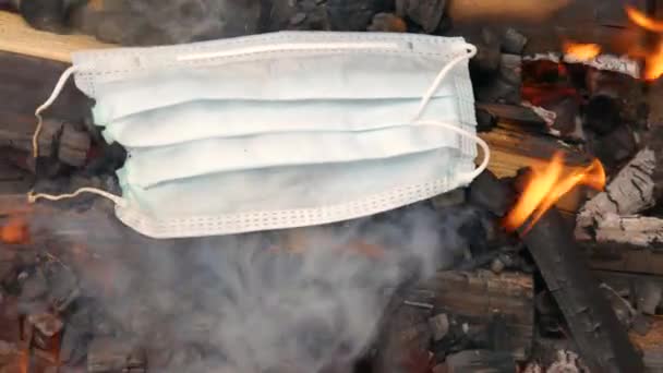 Eine Medizinische Maske Feuer Eine Brennende Medizinische Maske Die Nach — Stockvideo