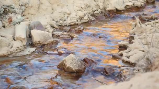 Water Stroomt Tegen Achtergrond Van Stenen Zand Stroming Van Water — Stockvideo