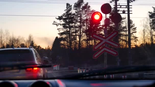 Attraversamento Ferroviario Semaforo Rosso Lampeggiante Auto Davanti Treno Passaggio Incrocio — Video Stock