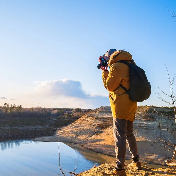 Фотограф Знімає Прекрасний Пейзаж Стоїть Горі Чоловік Стоїть Горі Фотографує — стокове фото