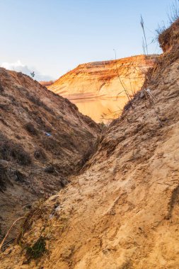 Dağda dar bir patika. Düşme yeteneği olan tehlikeli bir geçiş. Yolu olan kumlu bir dağ..