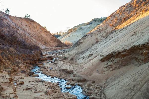 Liten Flod Som Rinner Mellan Två Berg Bäcken Från Vilken — Stockfoto