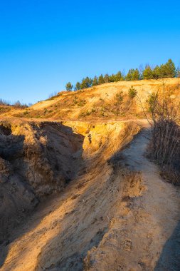 Dağda dar bir patika. Düşme yeteneği olan tehlikeli bir geçiş. Yolu olan kumlu bir dağ..