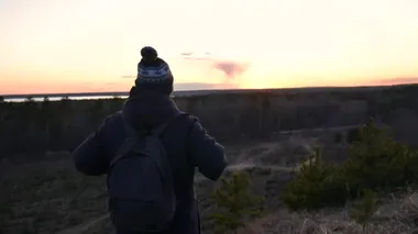 Bir adam ufka bakar.. 