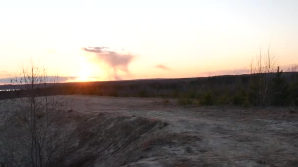 De man klom de berg op en filmde een zonsondergang.. — Stockvideo