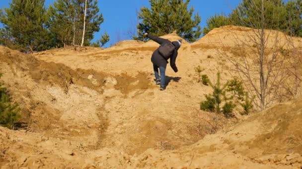 A man with a backpack climbs the mountain. — Stock Video