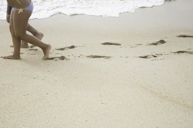 İnsanlar yürüyen beach