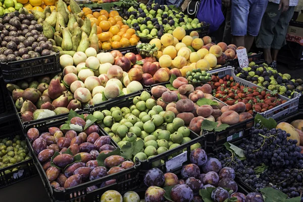 A piac friss gyümölcsöket — Stock Fotó