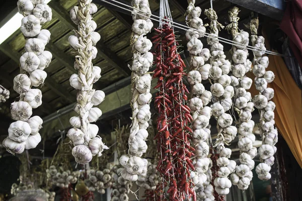 Frischer Knoblauch auf dem Markt — Stockfoto