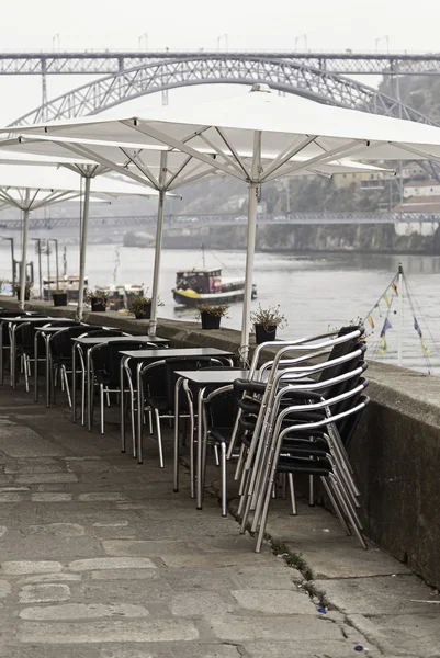 Terrasse einer Bar auf der Straße — Stockfoto