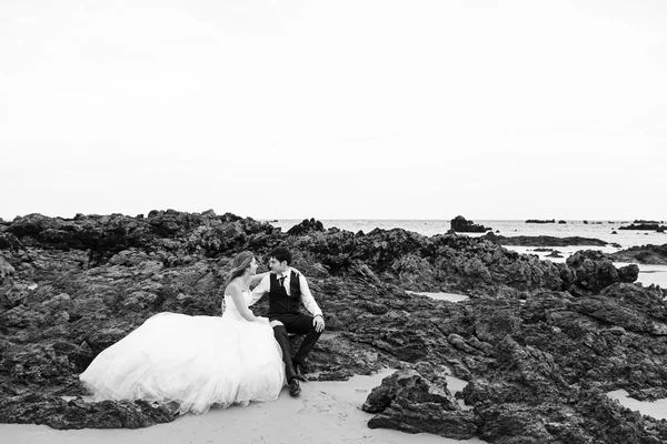 Novios mar matrimonio —  Fotos de Stock